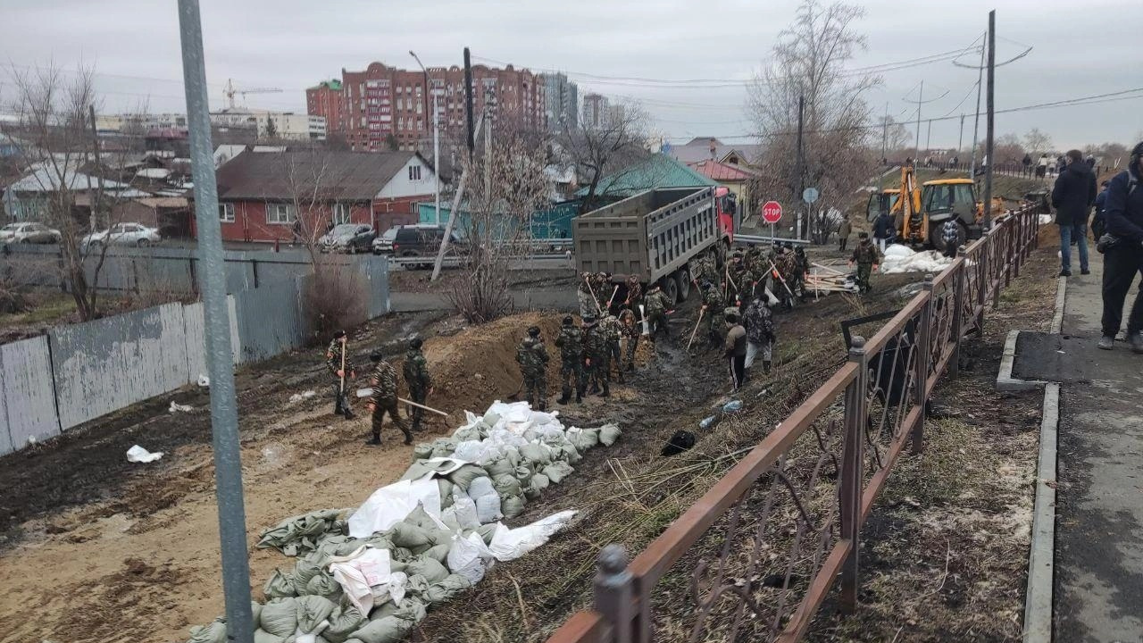 Строят дамбы и эвакуируют жителей: что сейчас происходит с паводком в Курганской области и Казахстане