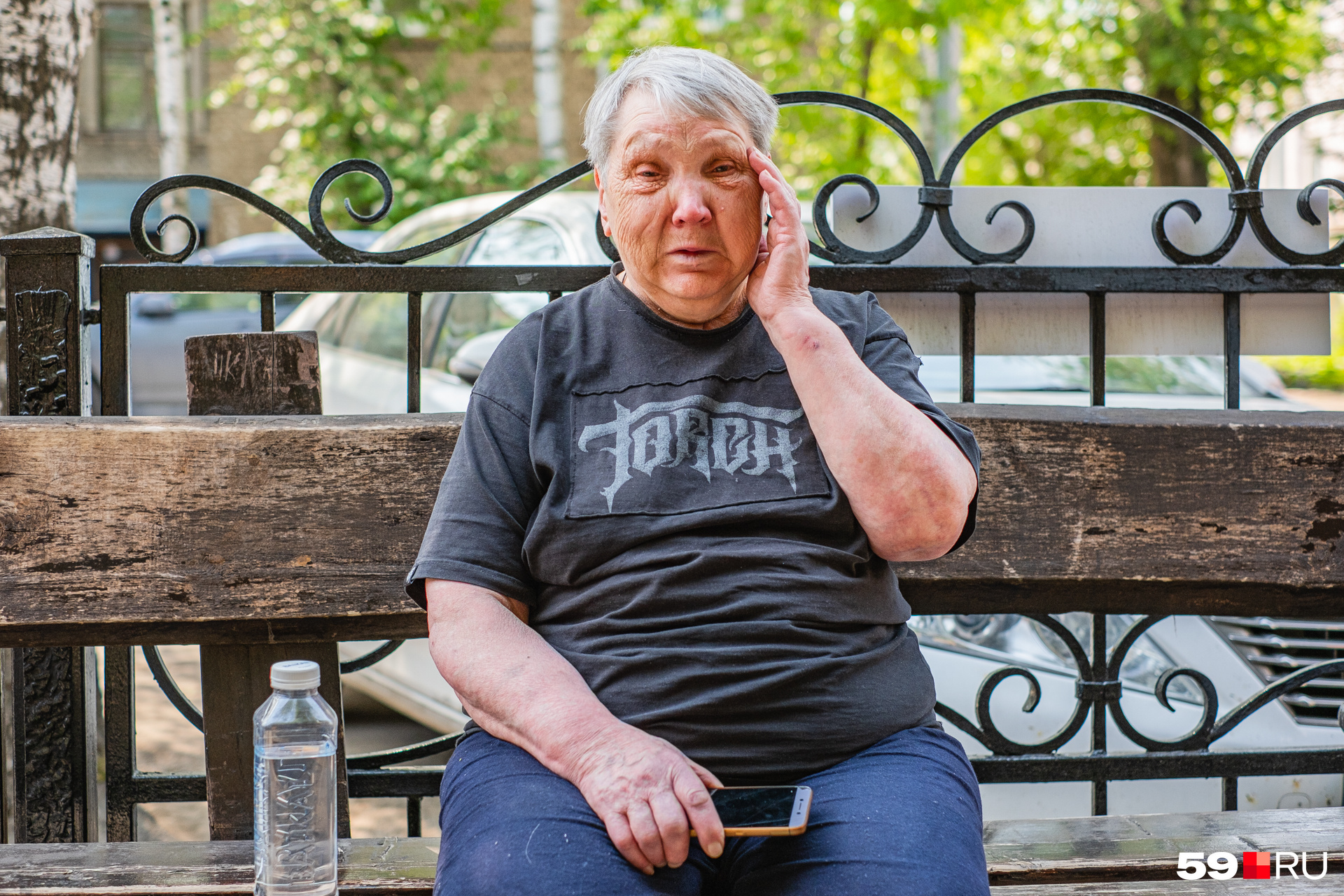 Бабушка Вера Петровна плачет. Из соседнего кафе ей принесли воду, а позже подарили еще мороженое