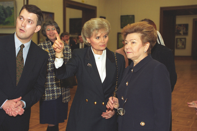 Наина Иосифовна и супруга экс-канцлера ФРГ Ханнелоре Коль. Москва, 19 февраля 1996 года
