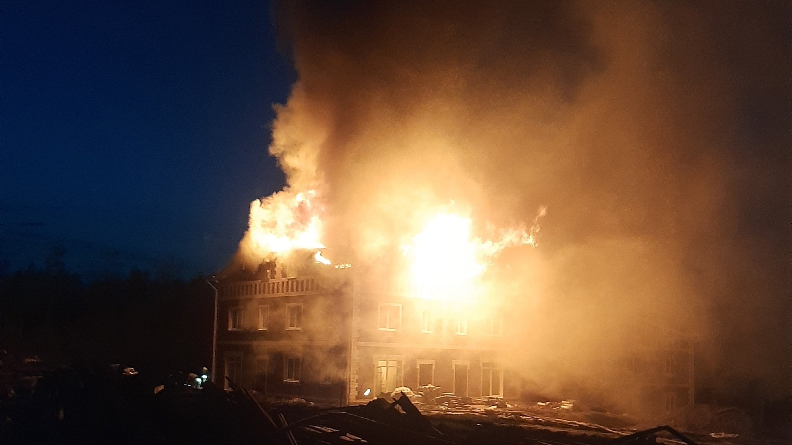 Сильный пожар в Кстовском районе. В элитном коттеджном поселке из-за удара молнии вспыхнул дом — видео