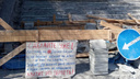 Новосибирцы повесили гневный плакат у лестницы на Речном, которую ремонтируют почти полгода — что они написали