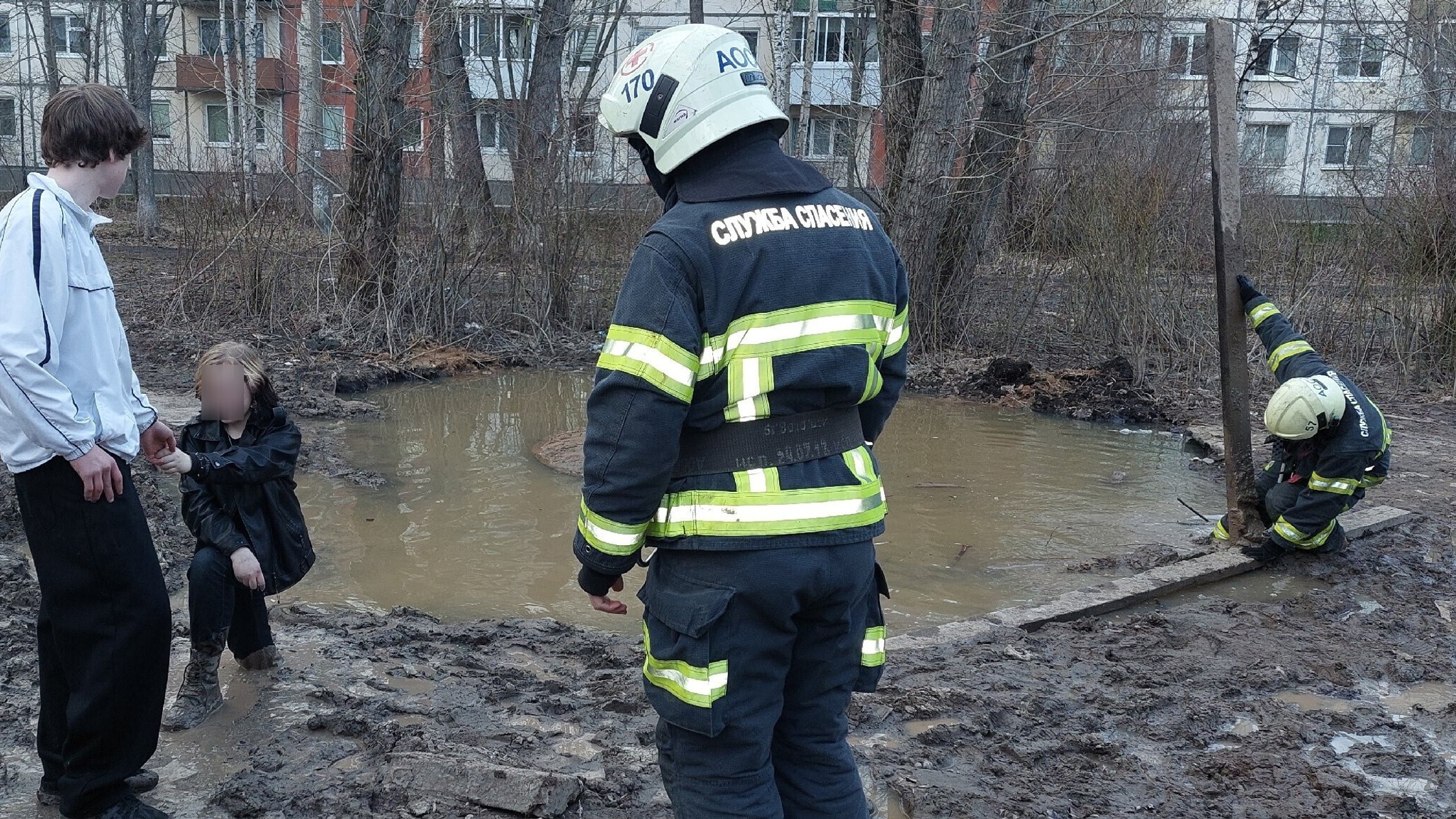 В центре Архангельска девушка застряла по колено в грязи: ее смогли вызволить только спасатели