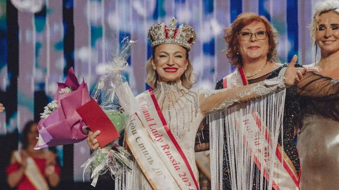 «Нельзя так жить, как я жила»: электромеханик из Карасука стала королевой красоты в 61 год