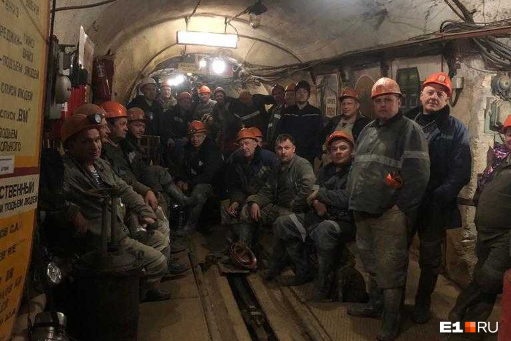 «Боятся, что их ждут нищенские пособия по безработице». Что будет с шахтерами изумрудного поселка на Урале