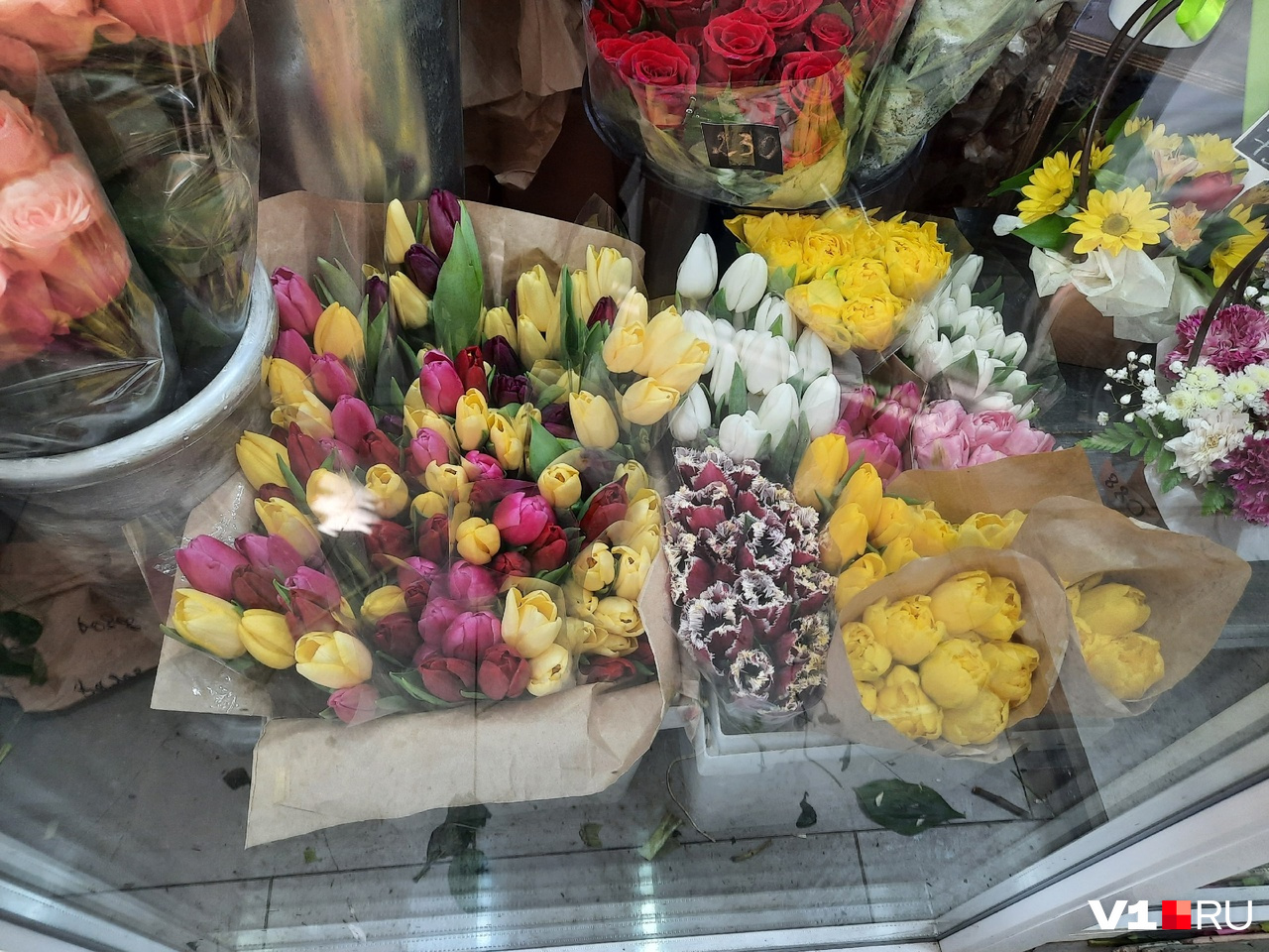 Цветочные тоже не отстают от уличных торговцев