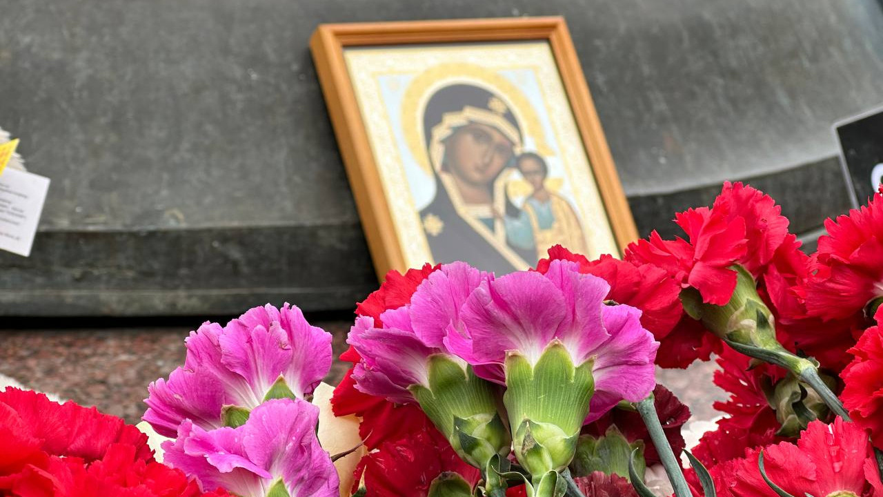 Игрушки, свечи и даже иконы. Трогательный фоторепортаж с казанского мемориала жертвам трагедии в «Крокусе»