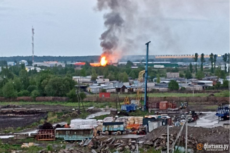 Очевидцы: в поселке Тельмана в Ленобласти загорелся склад
