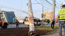 Падение электроопоры на Комсомольском проспекте попало на видео
