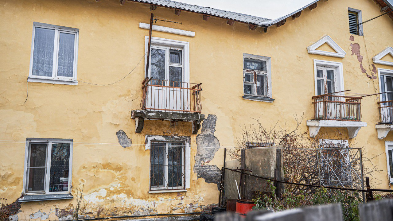 В Екатеринбурге жильцы съезжают из домов, которые отдали под застройку. Когда снесут двухэтажки?