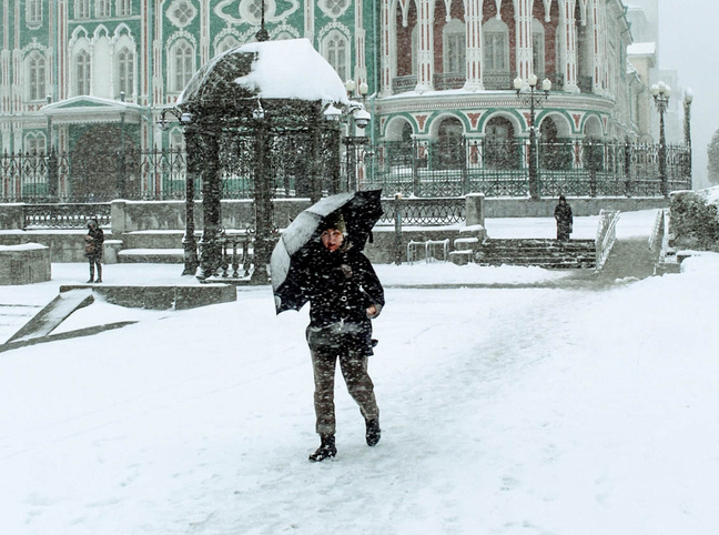 Ужасающие пробки, Дед Мороз и майские снеговики. Как Екатеринбург пережил адский снегопад