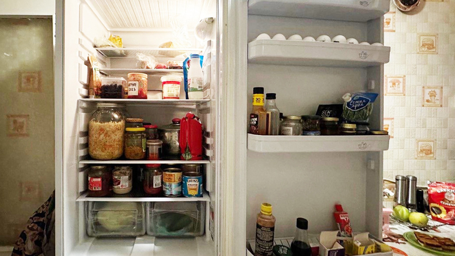 Морозят молоко, хранят чеснок в масле и лакомятся икрой: разглядываем холодильники тюменских пенсионеров