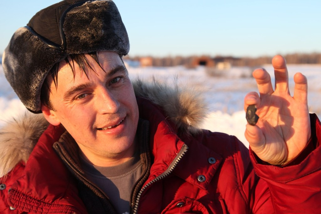 Сталкер Виталий Губин с кусочком метеорита, найденным под Чебаркулем