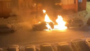 В Челябинской области во дворе дома сгорели два автомобиля. Видео