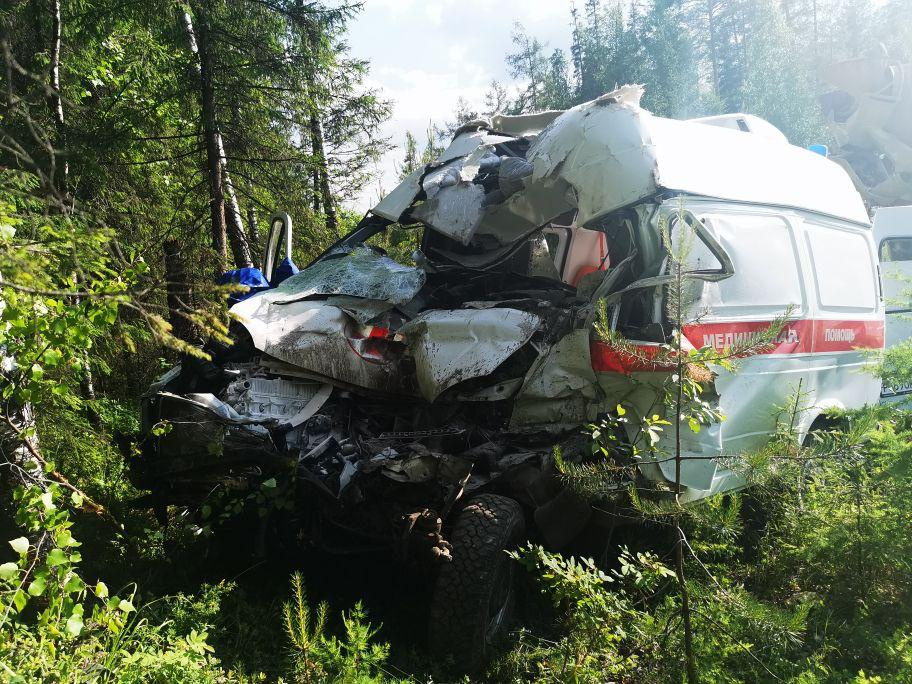 На свердловской трассе бригада скорой помощи попала в смертельное ДТП: водитель погиб, фельдшер в больнице
