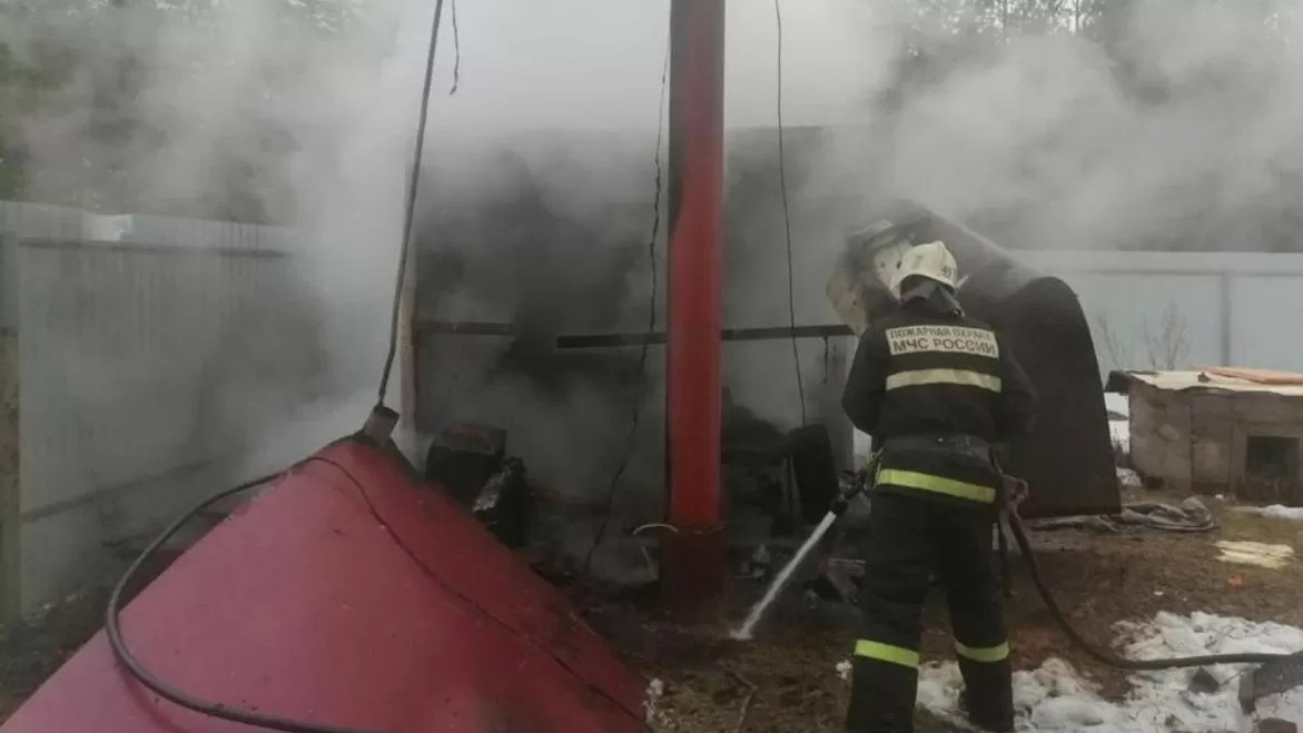 «Это может быть диверсия»: В Чайковском на старейшей местной радиостанции произошел взрыв, а затем пожар