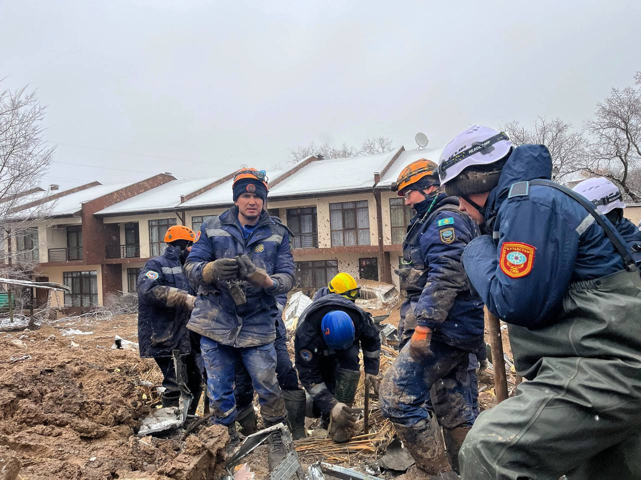 Оплывина в Алма-Ате раздавила дом вместе с семьёй. Глину с кучей осколков  разбирают руками | 08.02.2024 | Санкт-Петербург - БезФормата