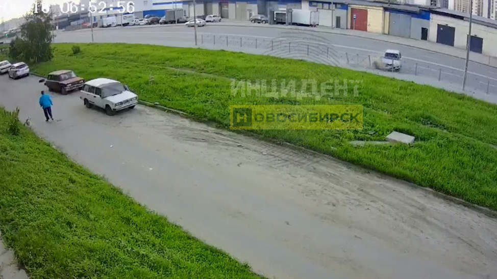Отвалилось колесо: водитель Mazda влетел в забор в Новосибирске — видео момента ДТП