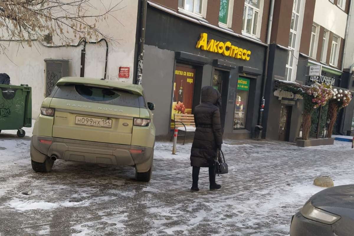 Решил въехать в магазин на машине»: Range Rover нахально перекрыл проход по  тротуару — авто принадлежит судебному эксперту - 26 ноября 2023 - НГС