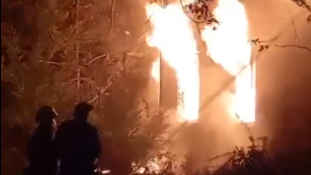 «Дешевле сжечь, чем снести»: в Балакове сгорели два соседних расселенных дома