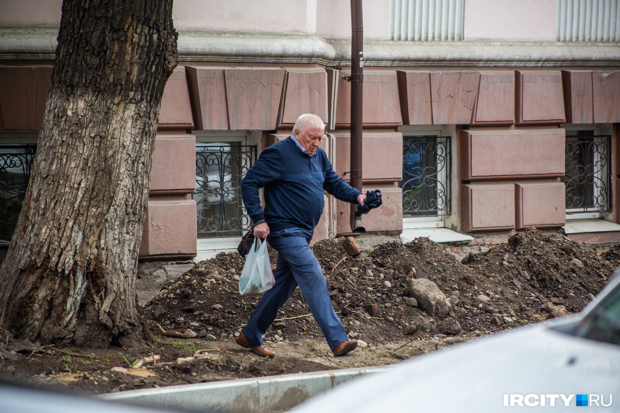 Надо очень внимательно смотреть, куда наступаешь Надо очень внимательно смотреть, куда наступаешь