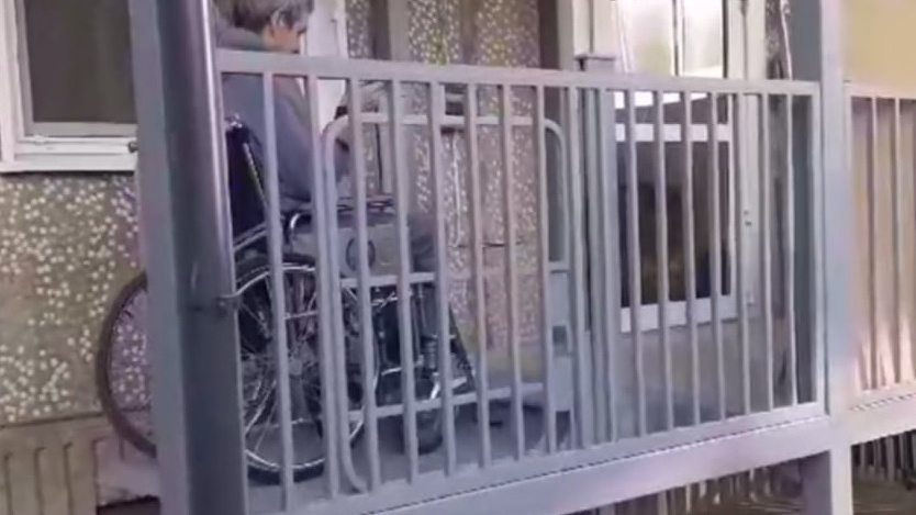 Инвалид-колясочник из Канска шесть лет не выходила из дома из-за отсутствия пандуса. Администрация установила его после суда