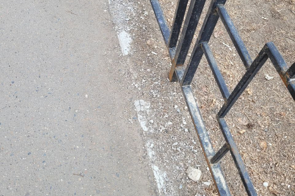 Рассыпавшиеся бордюры на улице Угданской в Чите заменят в 2025 году