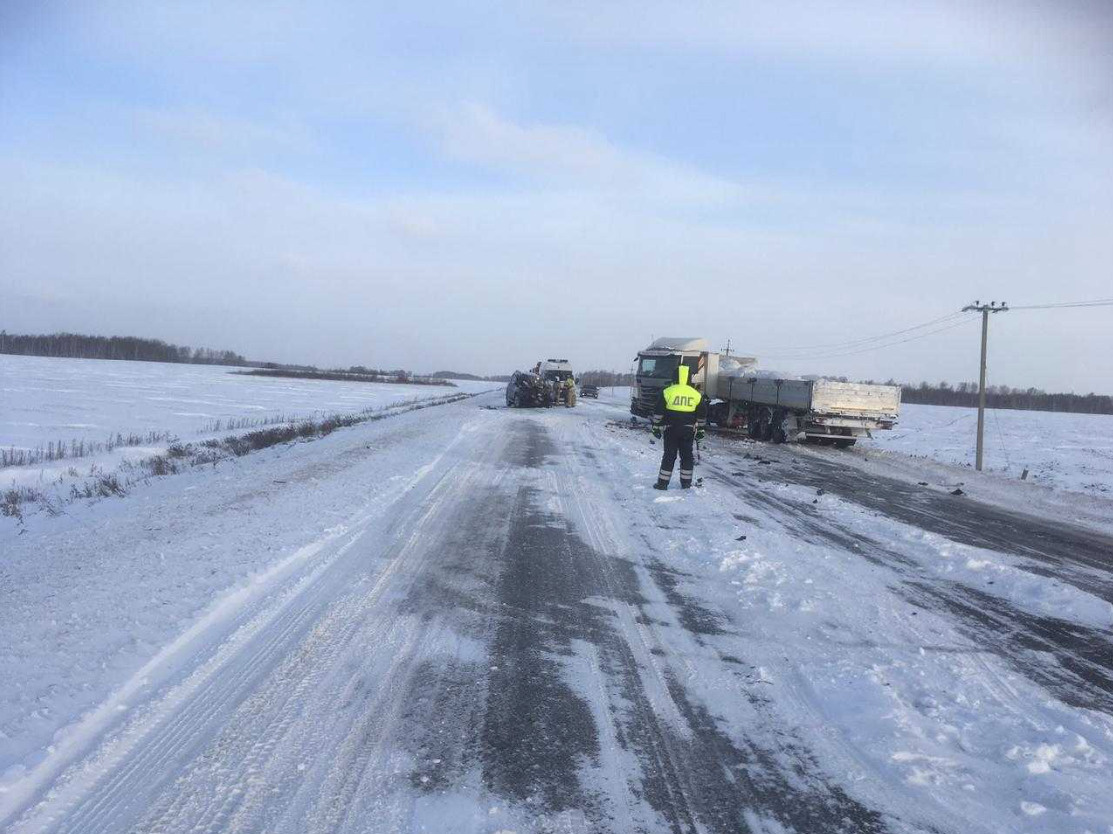 На уральской трассе внедорожник попал под грузовик. Водитель погиб на месте