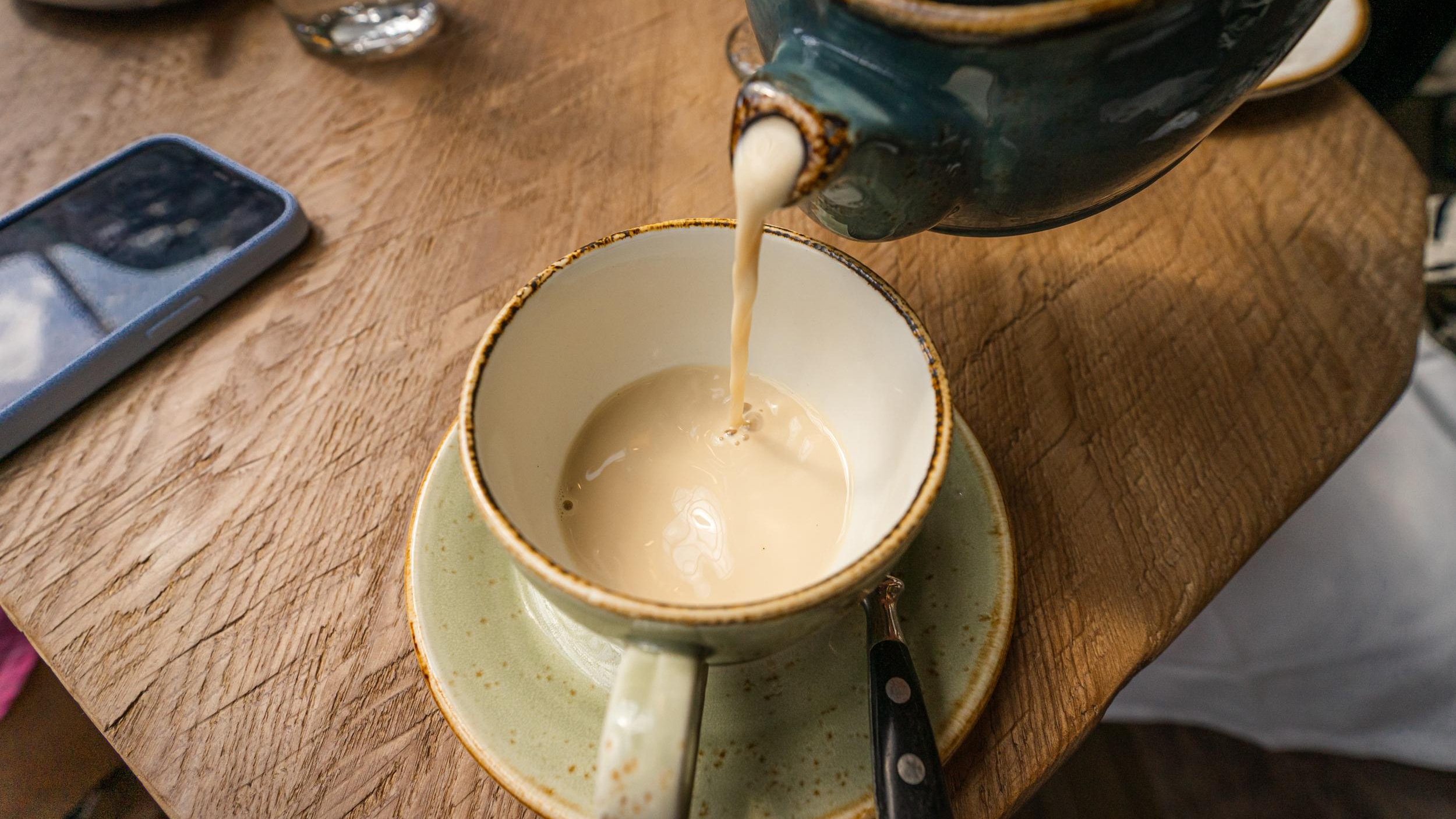 Что еще за «беленый» чай? Рассказываем, кто первым придумал пить чай с молоком и как это делать