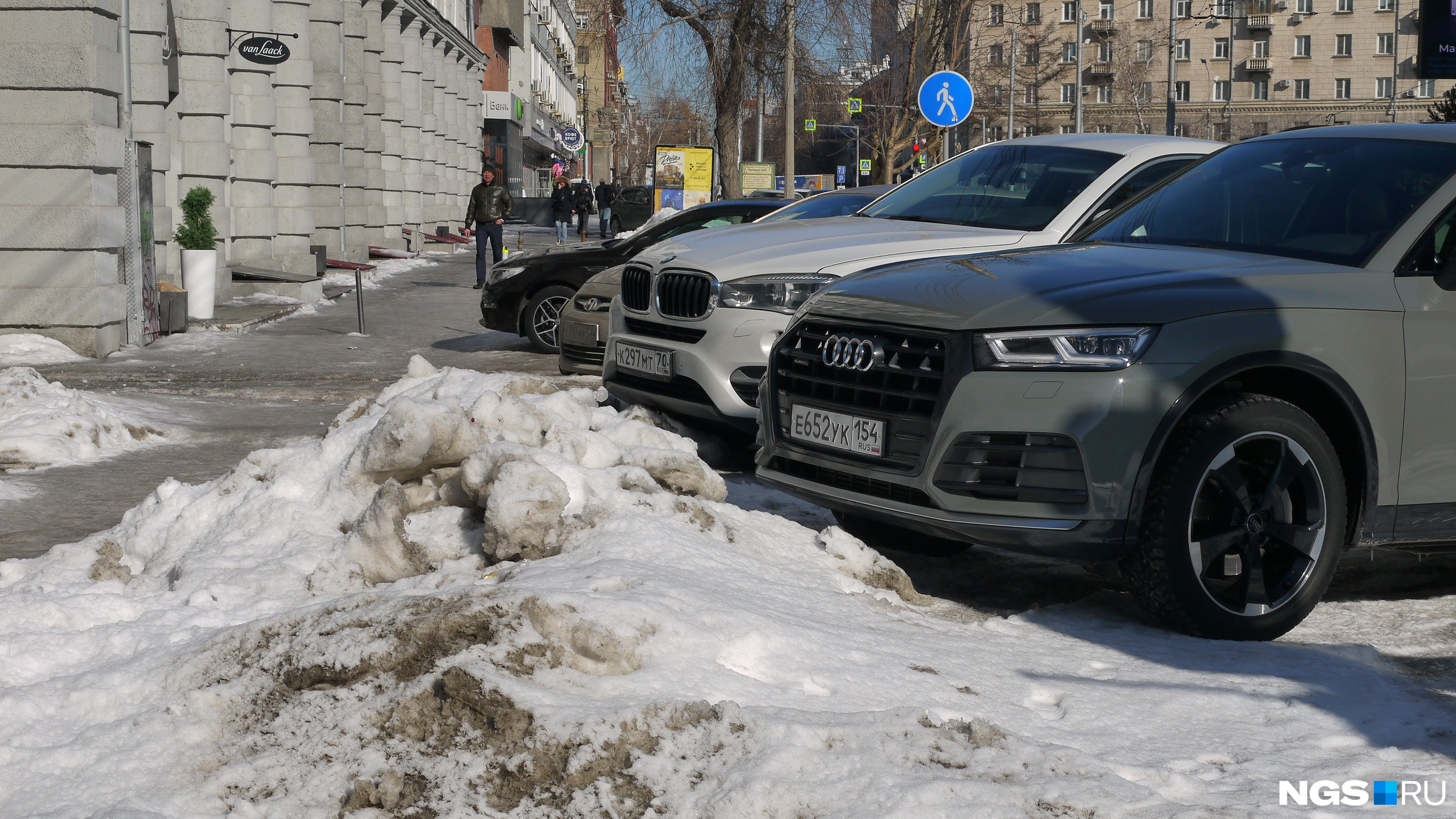 Автомобили, припаркованные практически в сугробе на Советской