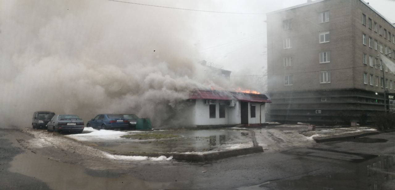 В Колпинском районе у аптеки загорелась крыша