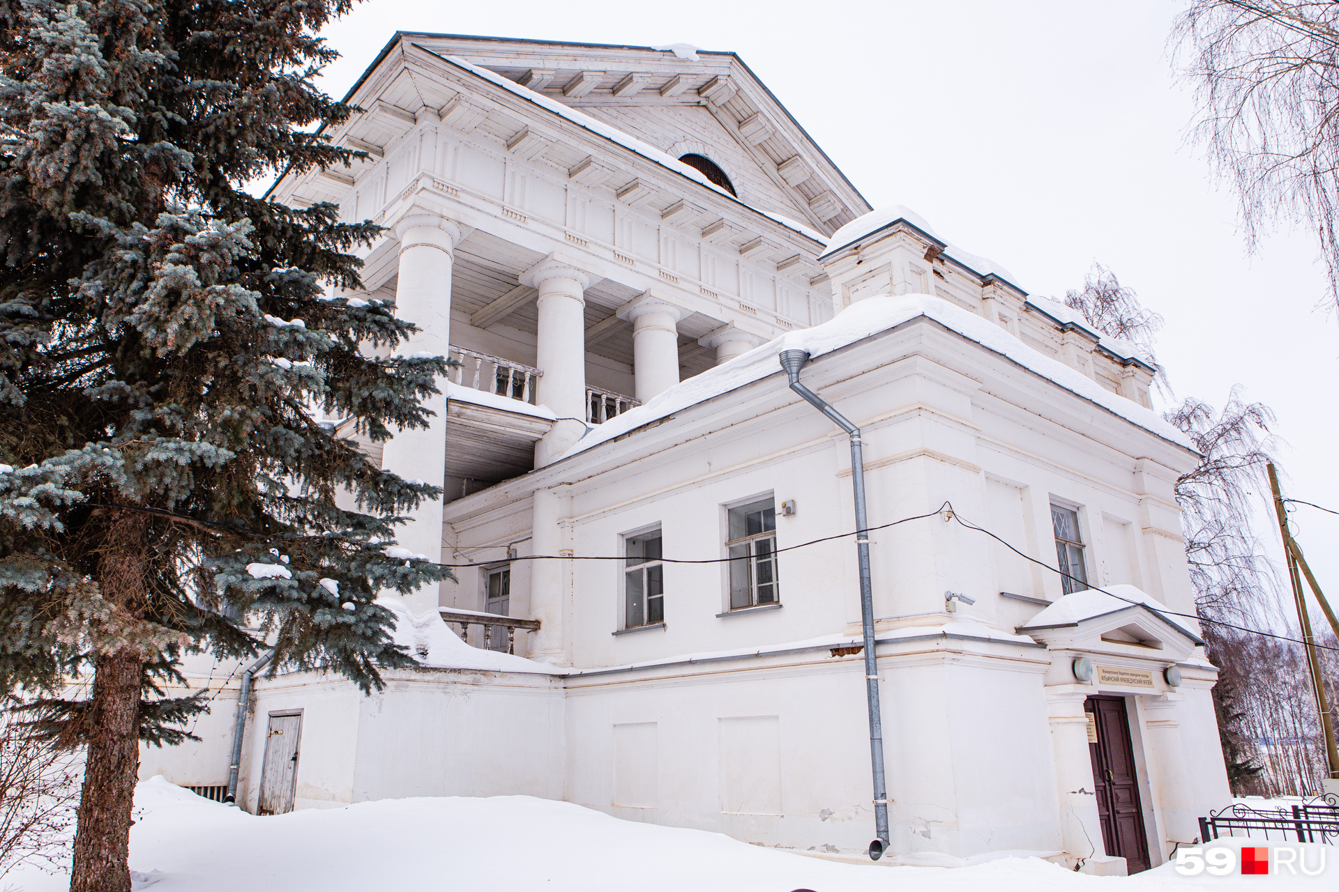 Здание правления Строгановых, вход в музей