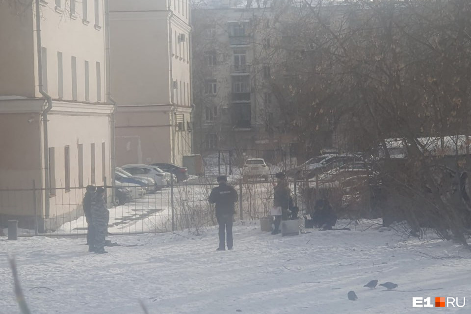 «Произошло убийство». В Екатеринбурге за зданием налоговой нашли труп