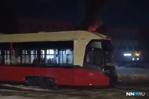 В Нижнем Новгороде загорелся новый трамвай «МиНиН» — видео