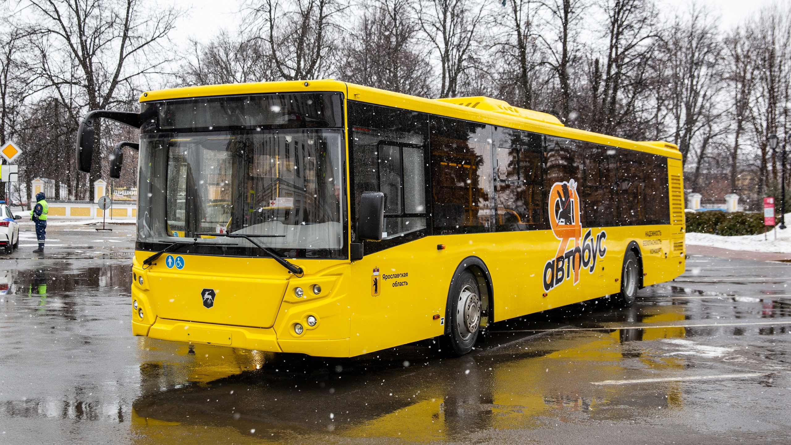 Новый автобус 2023. ЛУАЗ автобус новый. Новый 631 автобус. Новые автобусы в Ярославле. Старый автопарк автобусов.