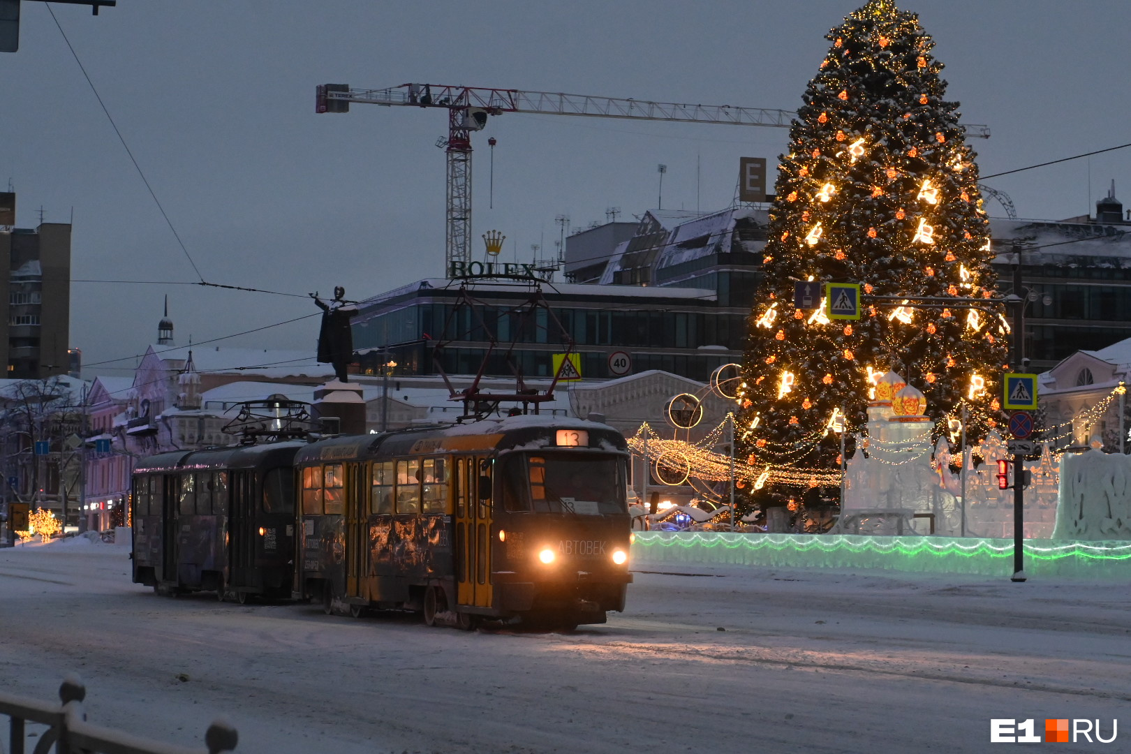 Снежный и совершенно пустой: разглядываем Екатеринбург после бурной новогодней ночи