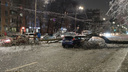 Дерево рухнуло на ехавший автомобиль, небо озарили вспышки: как Ростов страдает от ледяного дождя