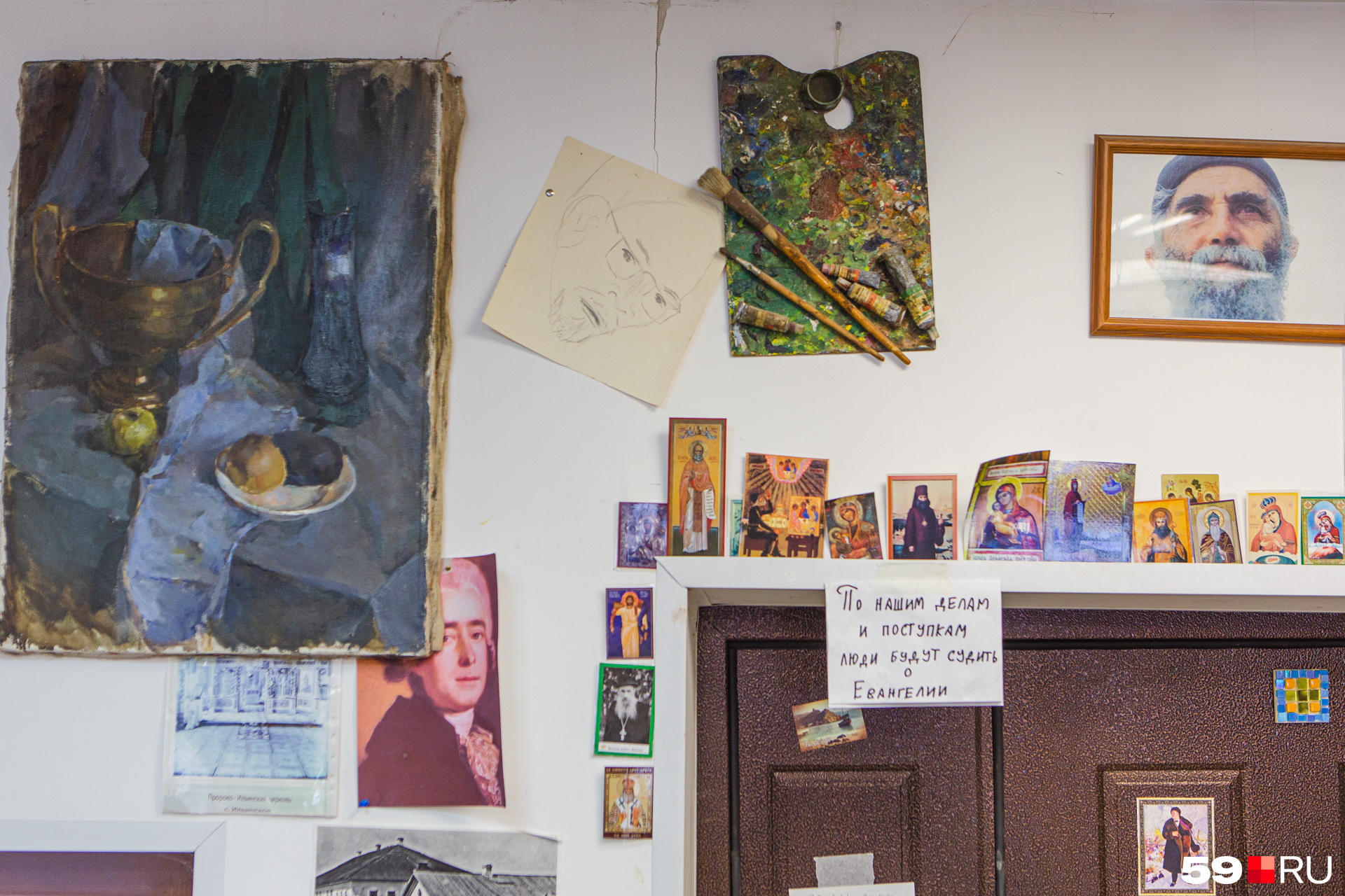 На стене — автопортрет (рисунок на бумаге), палитра и кисти Рудольфа Тюрина