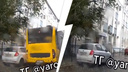 Снес боковое зеркало: в центре Ярославля автобус протаранил легковушку и уехал. Видео