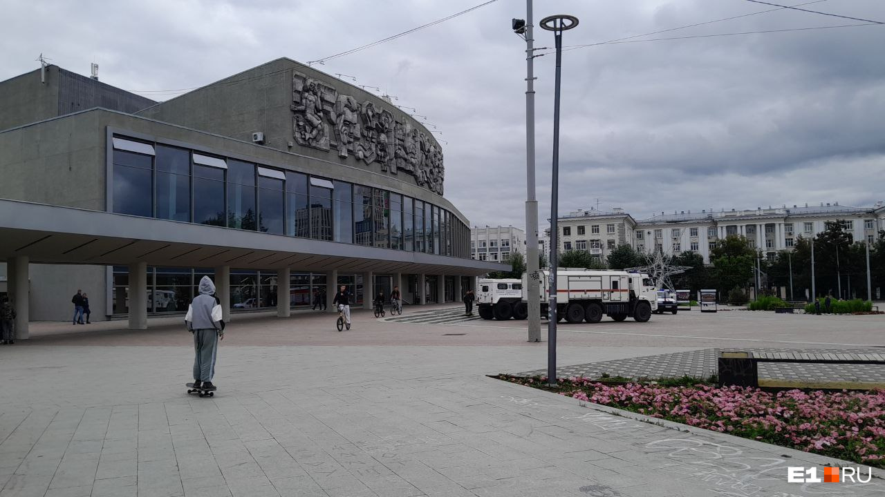 Ко Дворцу молодежи в Екатеринбурге съехались пожарные. Рассказываем, что происходит