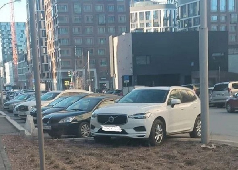 Уникальный случай. В Екатеринбурге автохам заплатит круглую сумму за испорченный газон