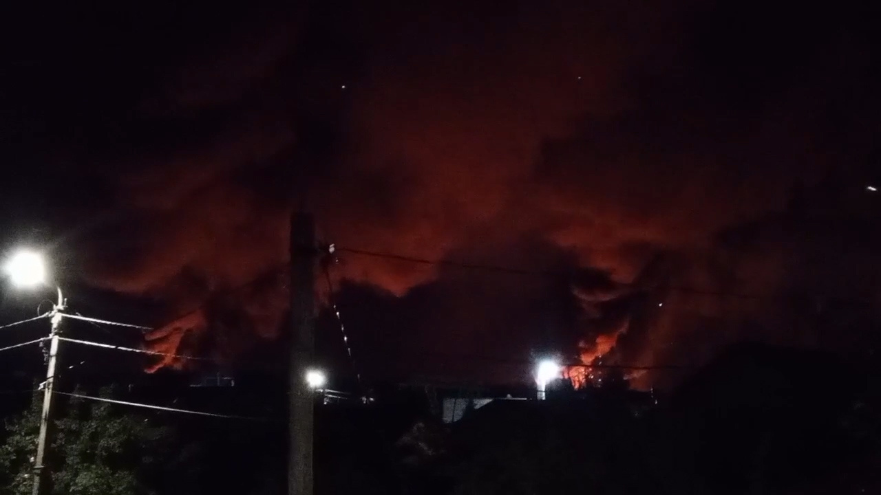 Багровое небо и взрывы: что известно об атаке беспилотников в Пскове к этому часу