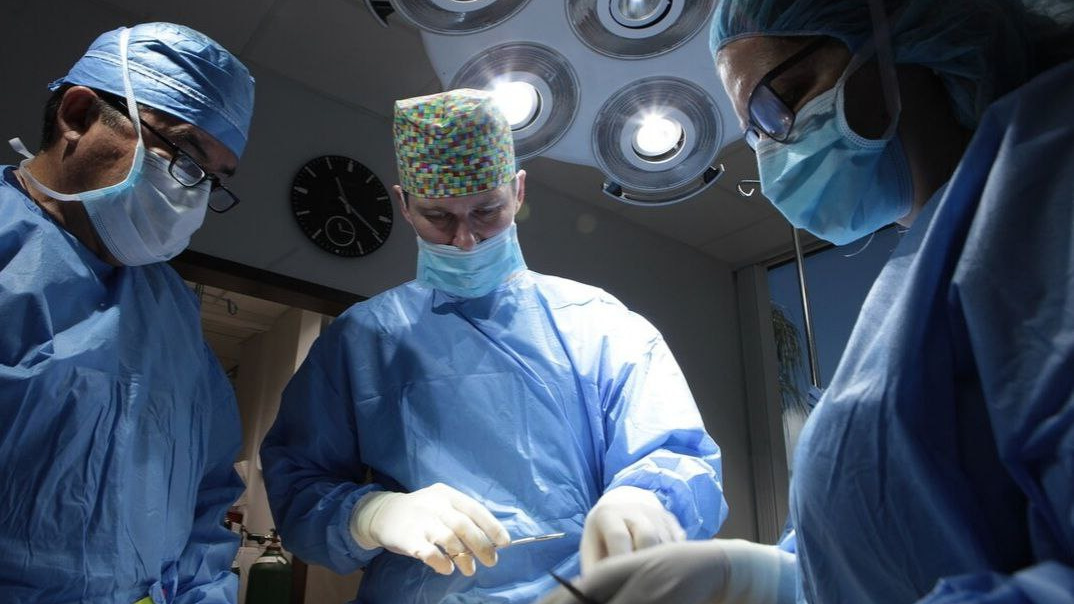 «Корректируют нос и уши, убирают жиры»: пластический хирург — о всплеске популярности операций по изменению внешности у мужчин