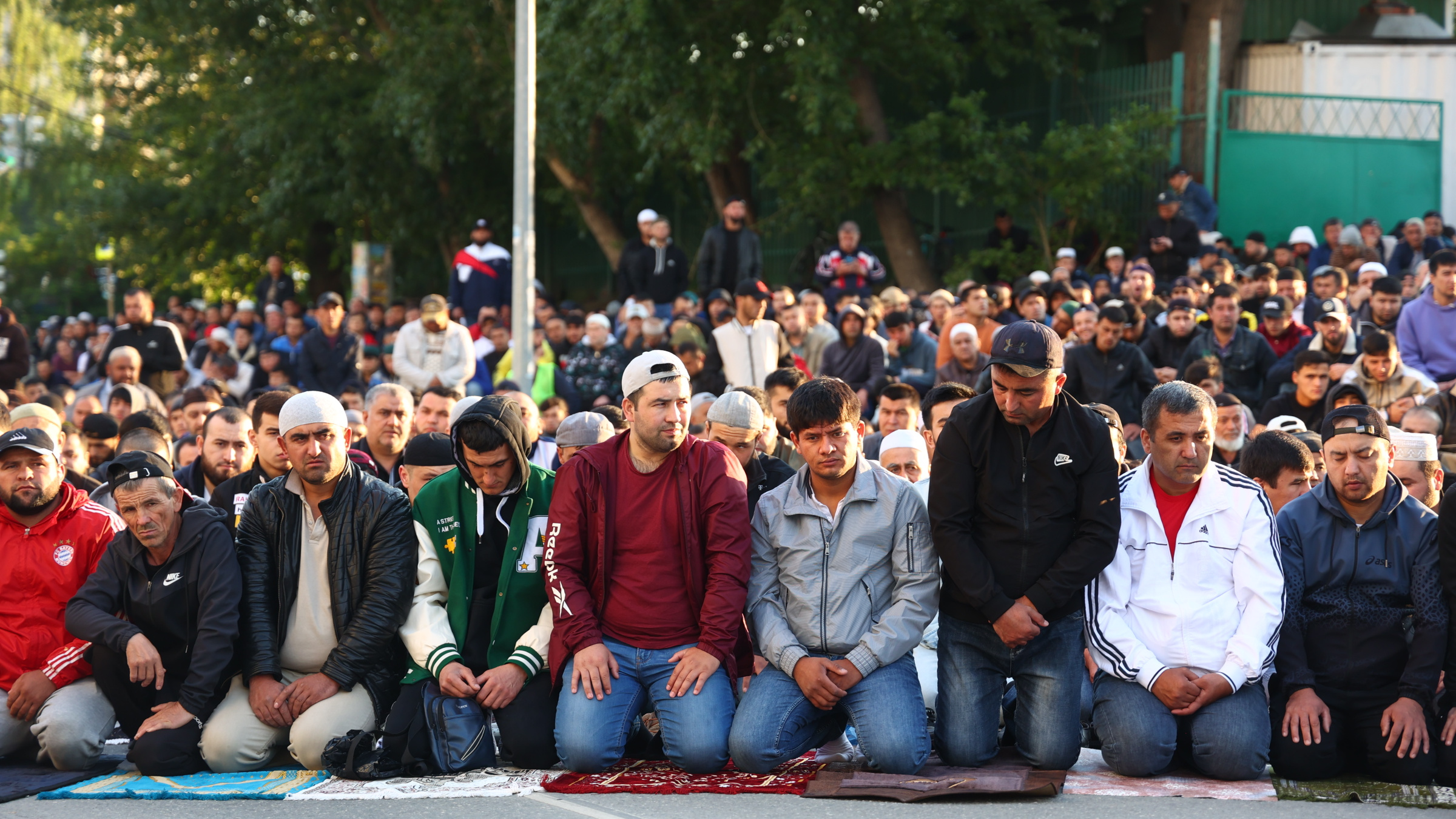 Тысячи мусульман перекрыли центр Екатеринбурга: видео