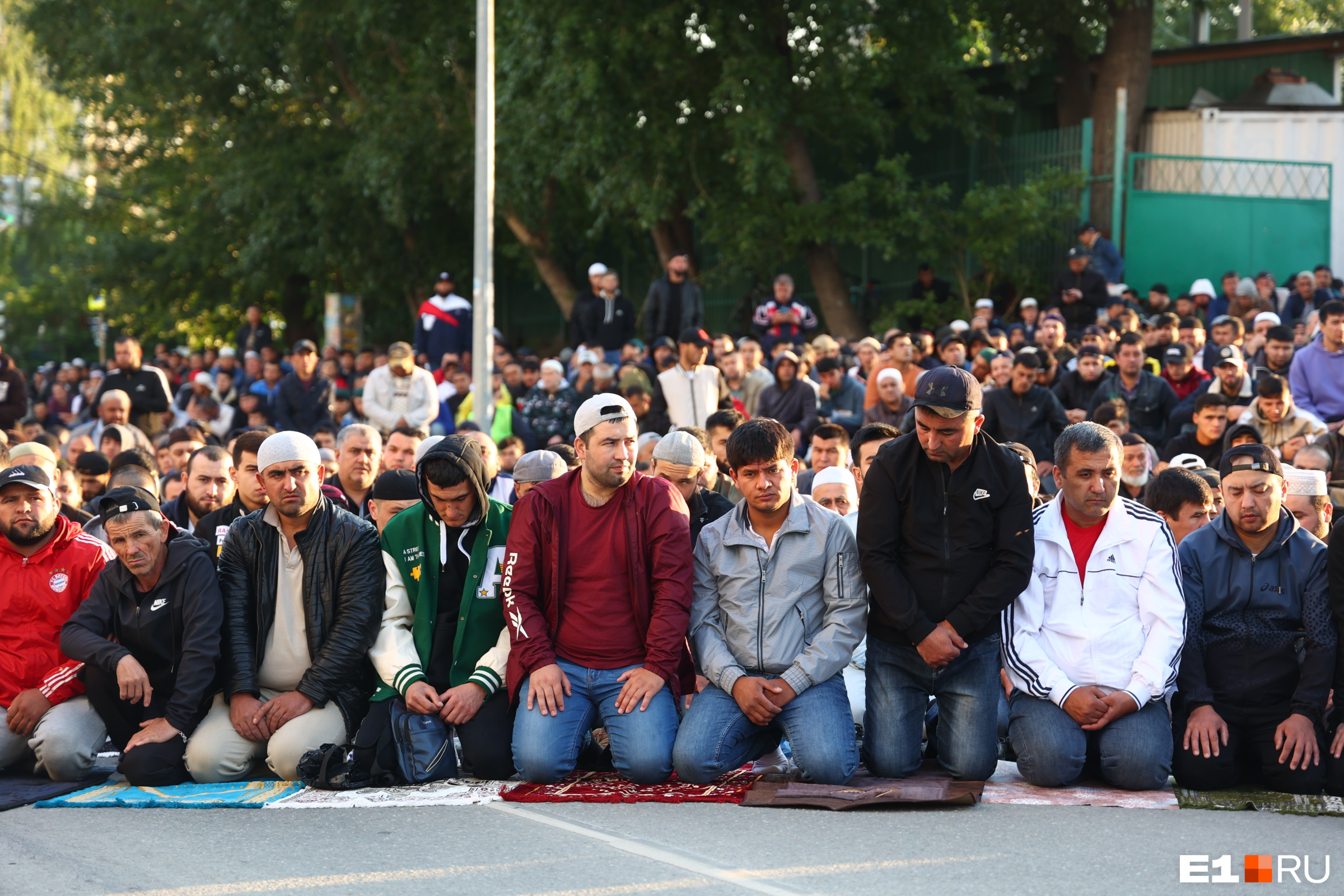 Тысячи мусульман перекрыли центр Екатеринбурга: видео