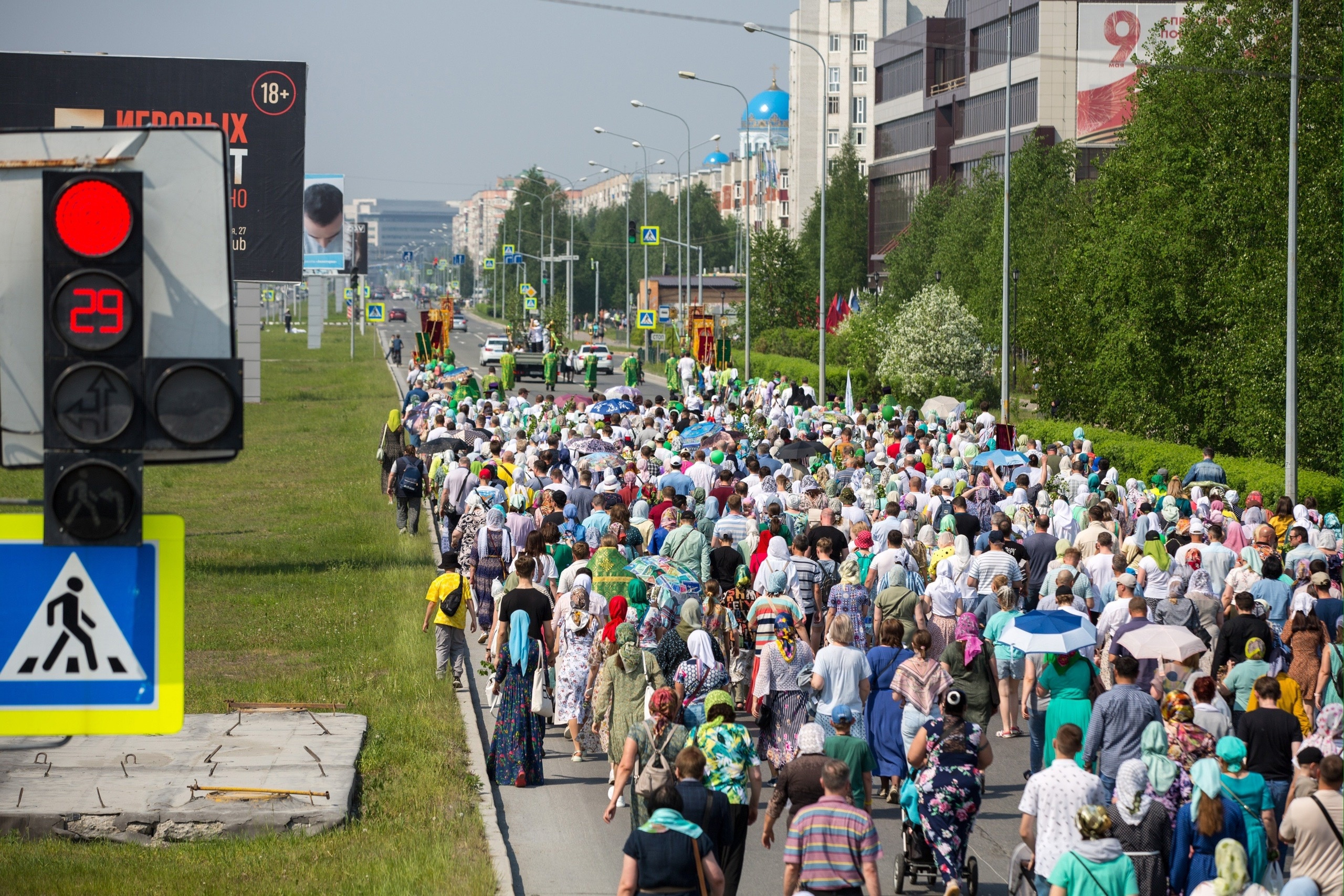 Сотни сургутян прошлись по улицам города <nobr class="_">4 июня</nobr>