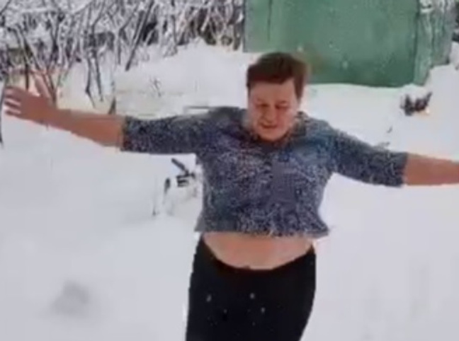 Веселушка-уралочка показала наши эмоции. Что творится в Екатеринбурге из-за адского снегопада