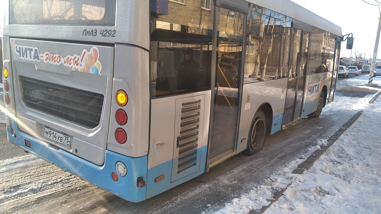 Читинцев выгнали на мороз из-за лопнувшего колеса автобуса и не вернули деньги за проезд