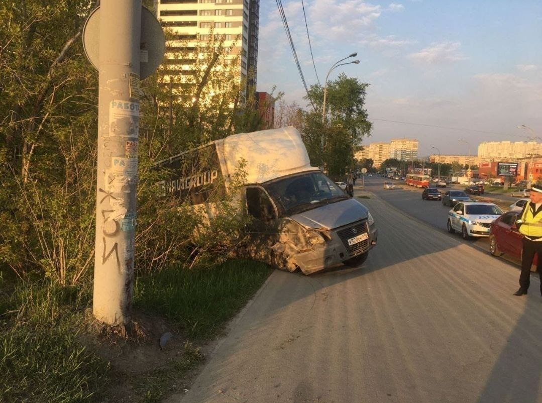 В Екатеринбурге водитель «Газели» разбился насмерть, влетев в опору ЛЭП