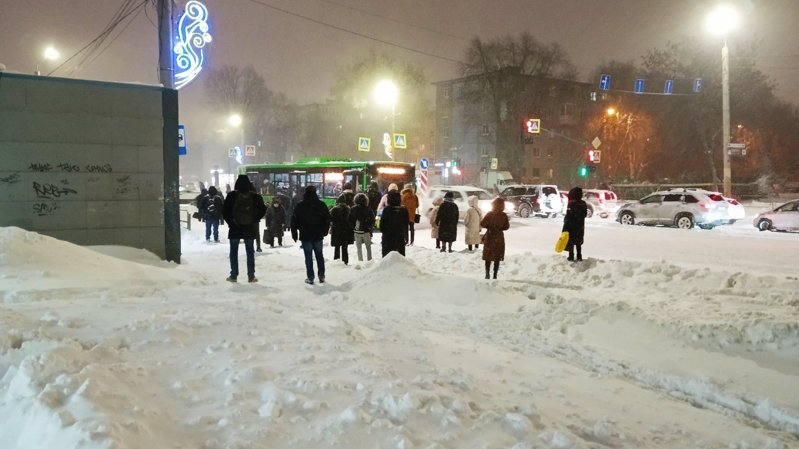 Школьников перевели на дистант, и транспорт, похоже, тоже. Как Челябинск пережил небывалый снегопад
