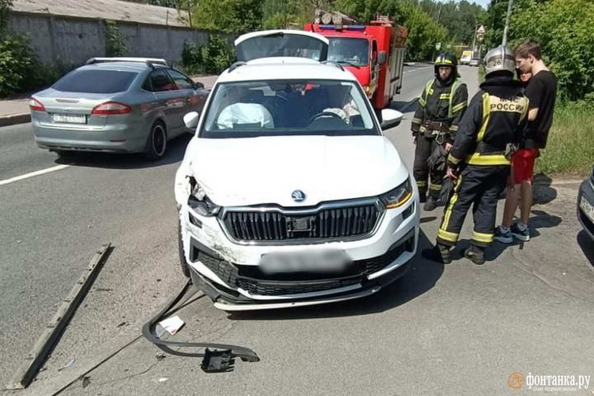 Молодой человек на Skoda влетел в карету скорой помощи на Волковском  проспекте - 6 июня 2024 - ФОНТАНКА.ру